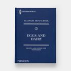 Blauer Einband mit Texten: "CULINARY ARTS SCHOOL", "EGGS AND DAIRY", "RECIPES AND STEP-BY-STEP TECHNIQUES". Logo oben.