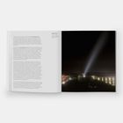 Links: Englischer Text über Kunst und Architektur. Rechts: Nachtszene mit Lichtstrahl, der vom Gebäude in den Himmel ragt.