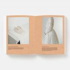 Links: "Bokja Cushion" Beschreibung von Leinenschuhen auf einem Tisch. Rechts: "Frock Christina Kim" Beschreibung zu einem weißen Kleid. 