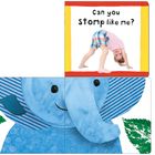 Text: "Can you stomp like me?" Ein Kind macht eine Brücke. Illustration eines blauen Elefanten mit grünen Blättern.
