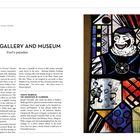 "Clowns' Gallery and Museum," "Fool’s paradise." Buntes Glasfenster mit fröhlichem Clown und verschiedenen Mustern.