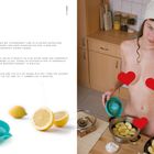 Rezept auf Deutsch, Französisch, Englisch: Wasser, Zitronensaft, Zucker; Apfel kochen. Frau in Küche, ohne Kleidung, nur mit Schürze bedeckt.