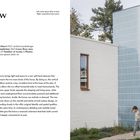 "Daniel - A Mid-century Bungalow," steht in schwarzer Schrift. Links modernes Haus mit weißem und blauem Design, Gartenmöbel davor.
