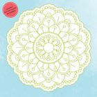 "Entspanne dich beim Ausmalen des Mandalas!" Ein Mandala mit filigranen grünen Mustern auf blauem Hintergrund.
