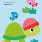 Text: "Schildkröte Motte spielt mit ihren Freunden. Male Motte Muster auf ihren Körper." Illustration: Bunte Tiere und Pflanzen.