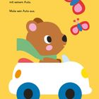 Text: "Bär Boris macht einen Ausflug mit seinem Auto. Male sein Auto aus." Illustration: Ein Bär fährt in einem weißen Auto.