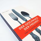 „Ute Cohen“ und „Der Geschmack der Freiheit: Eine Geschichte der Kulinarik“. Abbildung von Gabel, Messer, Löffel.
