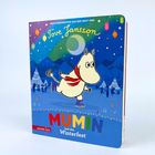 Titel: "Mumin und das Winterfest". Illustration eines Mumins mit Schal, der auf Schlittschuhen fährt, bunte Laternen im Hintergrund.