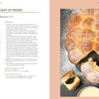 "Buchteln, Aufläufe & Nockerl", Rezept für "Buchteln mit Vanillesauce". Rechts, Buchteln mit Puderzucker, aufgeschlagen mit Füllung.