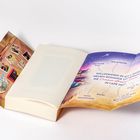 Text im Inneren eines Buchs, darunter Wörter wie "Old Small Town", "Found Family", "Humor". Links Fotos und CD.