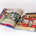 Ein geöffnetes Kinderbuch mit bunten Illustrationen von Häusern und Personen in einer Stadt. Texte erzählen von Harrys Wunsch.