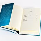 Inhalt: Im Süden, Die Musikerin von Kahani, Saumselig, Oklahoma, Der alte Mann auf der Piazza. Offenes Buch mit blauem Umschlag.