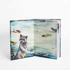 Illustration eines Waschbären, umgeben von schwebenden, bunten Federn vor einem wolkigen Hintergrund.