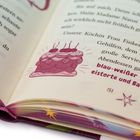 Text: "blau-weißer Eistorte und Banan" und "Unsere Köchin Frau Finke…" Illustration: Eine Torte mit Kirschen.