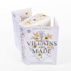 Auf dem Cover steht "VILLAINS ARE MADE", "Der Fluch der Medusa", Autorin "Julia Holz". Verziert mit goldenen Rosen.