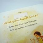 Aber: [Name], ich liebe jeden Augenblick mit dir! Danke, dass du mir deine Welt zeigst. Es ist gut, dass du so neugierig bist. Unten rechts ist eine Illustration eines Kindes mit Kuscheltier.