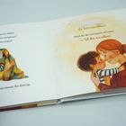 Texte: "du bist nie allein!" / "Merk dir das und sprich mir nach: Ich bin nie allein!" Illustration: Kind und Erwachsene berühren ihre Stirn.