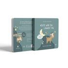 Ein Buch mit einem Covertext: "HEUTE WAR EIN LANGER TAG." Abbildungen von Mond, Wolke und Ziege in einer Nachtlandschaft.