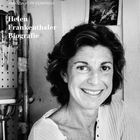 Helen Frankenthaler Biografie. Schwarz-weißes Porträt einer lächelnden Frau mit dunklen, lockigen Haaren.
