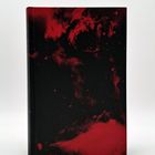 Kein Text vorhanden. Ein Buch mit abstraktem Cover in den Farben Schwarz und Rot, erinnert an galaktische Muster.