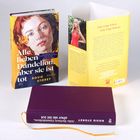 "Alle lieben Dandelion, aber sie ist tot" von Rosie Storey. Gelbes Buchcover mit Porträt einer Frau und lila Buchrücken.