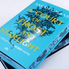 Titel: "A Court of Frost and Starlight", Autor: "Sarah J. Maas", dtv-Verlag. Türkise Buchdecke mit schwarzem floralen Design.