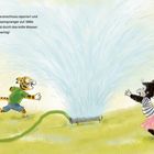 Text über Kinder, die durch den Rasensprenger rennen. Illustration: Ein Tiger in Shorts und ein Mädchen laufen durch Wasser.