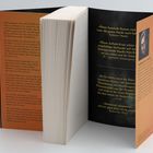 Ein Buchrücken mit Texten auf orangem und schwarzem Hintergrund, Lob und Zitate aus Magazinen, Name: Anders de la Motte.