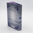 Auf der Rückseite steht: „Magier werden geboren. Hexen werden gemacht. Und Herzen fallen dem dunkelsten aller Zauber zum Opfer.” Das Buch hat lila Ornamente.