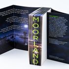 Texte beschreiben ein mysteriöses Moor und den Autor Andreas Winkelmann. Der Buchrücken zeigt das Wort "MOORLAND".