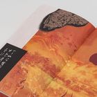 Weiße chinesische Schriftzeichen auf schwarzem Hintergrund. Gemälde in warmen Erdtönen zeigt Landschaft mit roter Sonne.