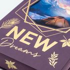 "NEW Dreams" in goldener Schrift auf lila Hintergrund, umgeben von Pflanzenmotiven und einem Landschaftsbild.
