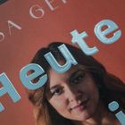 Großer, hellblauer Text: "Heute". Rötlicher Hintergrund mit teilweise sichtbarem Gesicht einer Frau.
