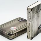 "Sebastian Fitzek Der Nachtzug" auf Buch und Metallbox. "Limited Edition" Aufkleber. Psychothriller-Design.