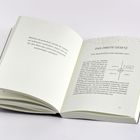Linke Seite: "Welche Gewohnheit würde Ihr Leben am stärksten verändern, wenn Sie sie für den Rest des Jahres konsequent beibehalten würden?" Rechte Seite zeigt das Kapitel "Das zweite Gesetz: Die Gewohnheit muss attraktiv sein" mit Diagramm.