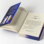 Ein Buch zeigt aufgeschlagenes Kapitel 2. Daneben ein Werbeblatt mit "Lasst euch von der Wetterstone College-Reihe verzaubern!"