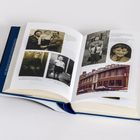 Ein aufgeschlagenes Buch zeigt alte Fotos, darunter Familienporträts und ein Gebäude, Text beschriftet die Bilder.