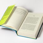 Ein aufgeschlagenes Buch mit einem gelben Einbandtext. Die rechte Seite zeigt Kapitelname „Fünf“ und die Seitenzahl „37“.