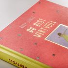 "DU BIST WERTVOLL", Ruby Jones auf einem roten Buchcover mit kleinen Blumen und Illustration eines tanzenden Mädchens.