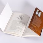 „Der Raum zwischen den Worten“, Kapitel XV, Seite 100, Buch mit braunem Lesezeichen und Foto einer Person.