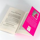 Kapitel 27: Prenup, Prenup, Prenup. Helles Buch mit pinkem Papier und Foto einer Frau in pinkem Outfit in eleganter Pose.