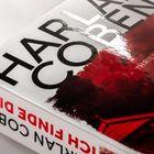Große schwarze Buchstaben "HARLAN COBEN", kleines weißes Wort "THRILLER", roter Himmel mit Gebäudedetail.