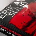 Text: "Erik Axl Sund", "Thriller", "AXL SUND", "AKAHENMAMDCHEN". Dunkles Cover, rote Wolken, fliegende Vögel.