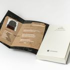Ein Buch mit einer beigelegten Fallakte, Text über Ermittler, Opfertyp und Motiv: Rache. Buch heißt "Revenge".