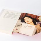 Links Text mit Buchinformationen, rechts eine Frau liegend, Blick nach oben, mit einem T-Shirt mit Herzmotiv.