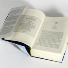 Das Buch zeigt Kapitel "Meg", es beginnt mit "Kapitel 1: Juli 1933". Es liegt offen, mit einem herausragenden Flyer links.
