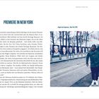 „PREMIERE IN NEW YORK“, „Premiere in New York“, „Gegen das Vergessen“, „New York 2018“. Links Textabsatz, rechts Person gehend.
