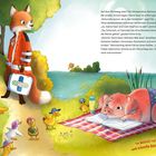 Ein Fuchs trägt eine Rettungsjacke und hält einen Erste-Hilfe-Koffer. Ein Schwein liegt am See, die Haut rot, mit Buch.