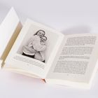 Seite eines Buches mit Text, unterbrochen durch ein schwarz-weiß Foto von zwei lächelnden Personen, die sich umarmen.