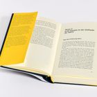 Gelber Umschlagtext über Kriege und Bedrohung der NATO-Ostflanke. Geöffnetes Buch mit Text über erste Kämpfe.